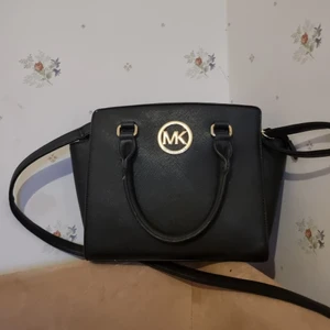 Jättesöt axelremsväska  - Jättefin MK axelremsväska inte äkta tror jag, i gott skick. Säljes pga utrensning. Kan mötas upp I Stockholms området eller upphämtning i Hässelby gård.