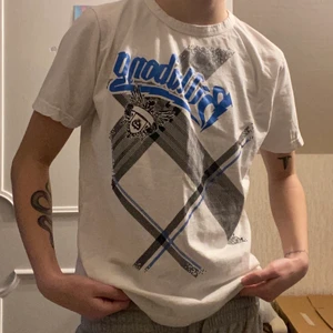 Y2k Billabong T-shirt - Jättesnygg vintage Billabong t-shirt ✨ Inga flaws, i superfint skick. True to size. Säljes då den tyvärr är en aning för liten för mig. För mått eller andra frågor var god kontakta mig! 🙌