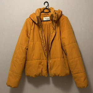 Senapsgul vinterjacka från Vila strl 36 - Varm och skön, lätt croppad vadderad jacka inköpt från vila. Endast använd 2-3 gånger och i perfekt skick. 