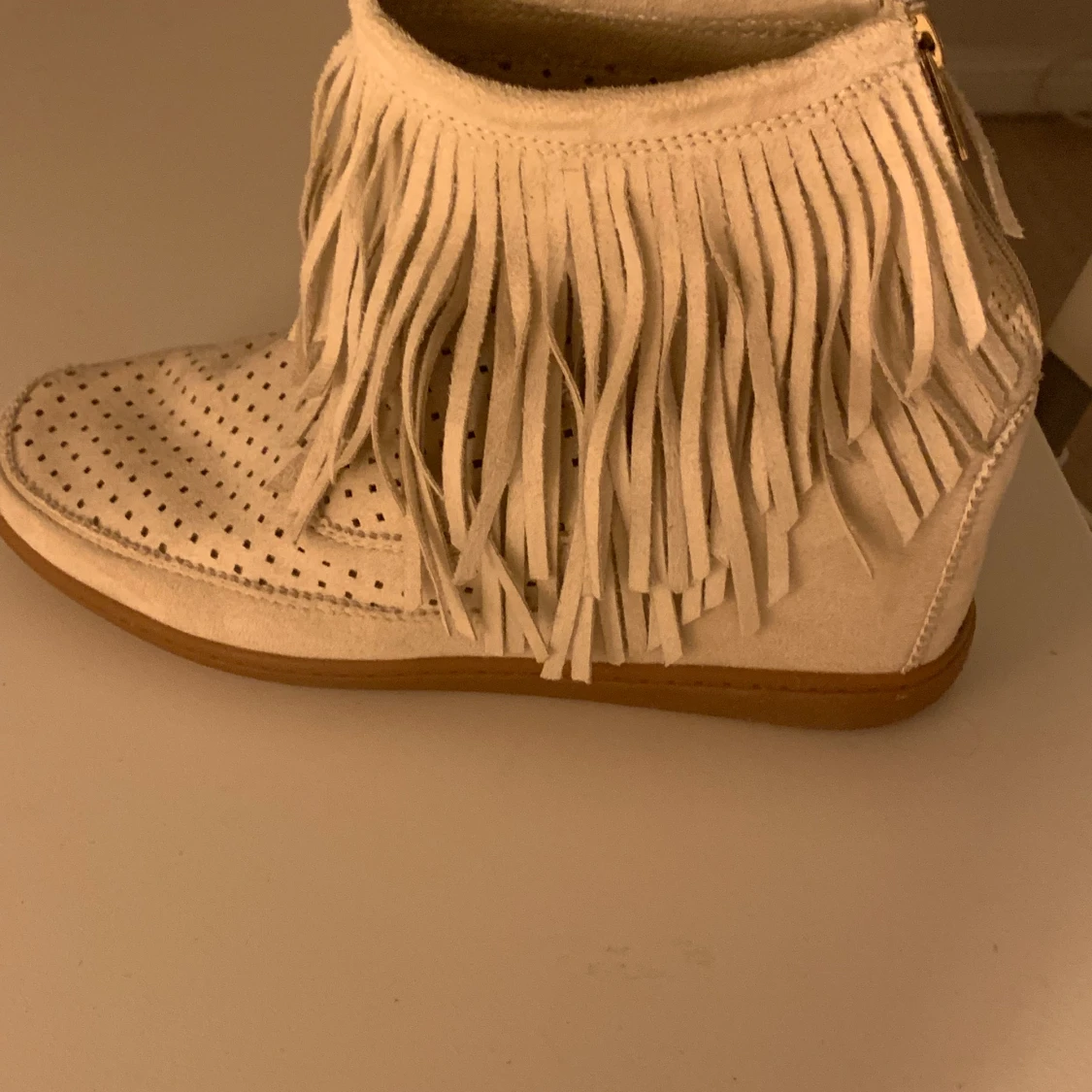 Snygga kilklacks skor med fransar - 91