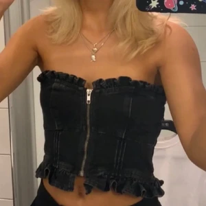 Jeans topp - Så sjukt najs topp i jeans material. Helt oanvänd med lapparna kvar. Storlek 36 men passar även 34 super. Buda från 200kr💞