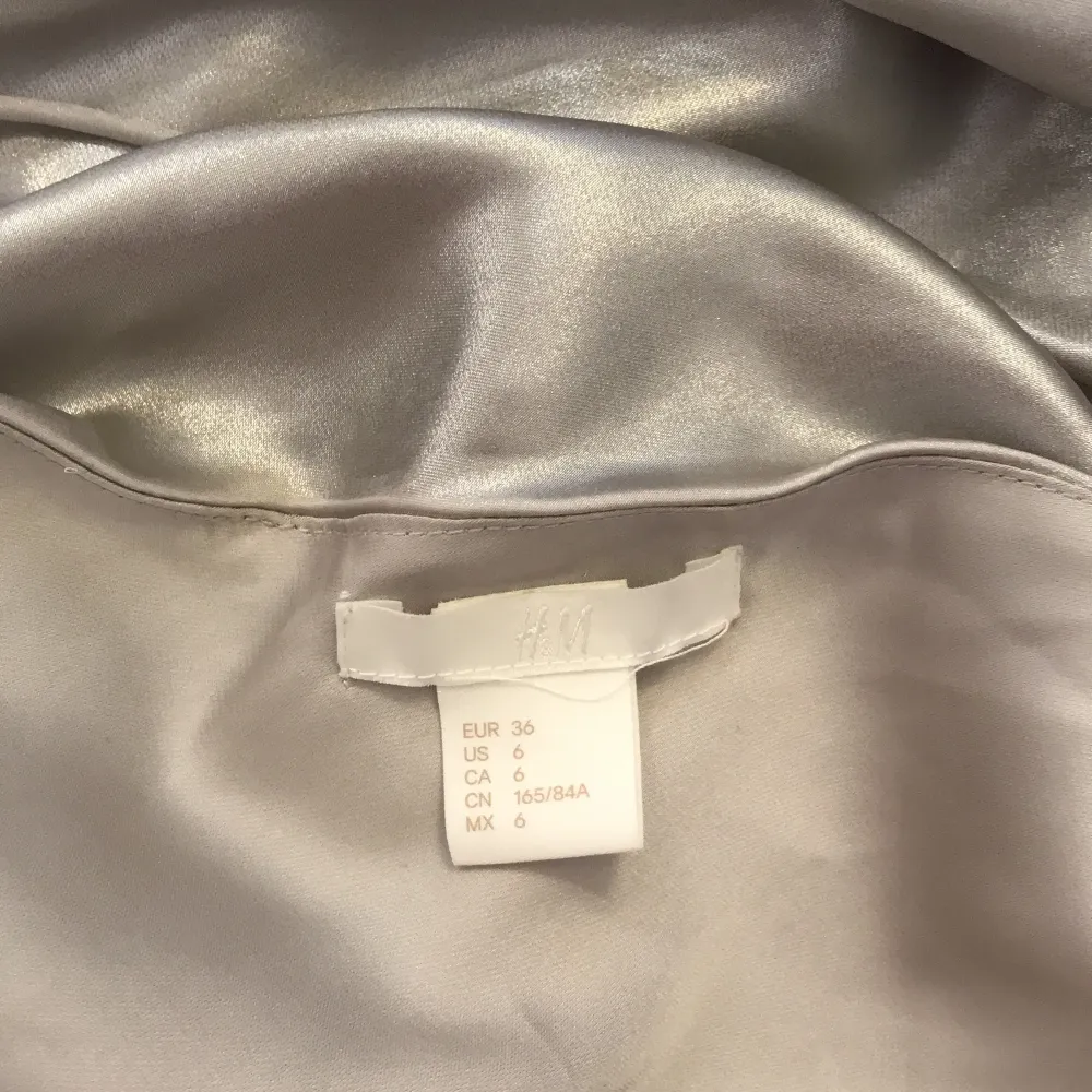 Metallic silvrig klänning från h&m. Strl 36, passar 38 också. Fint skick. Klänningar.