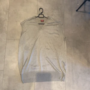 Väst i Ull - Grå väst i ull från Style in italy. Asskönt material och sticks inte alls. Säljer för att den inte kommer till användning, säljer för 50kr  + frakt , strl L så den är lite oversized. DM för mer bilder