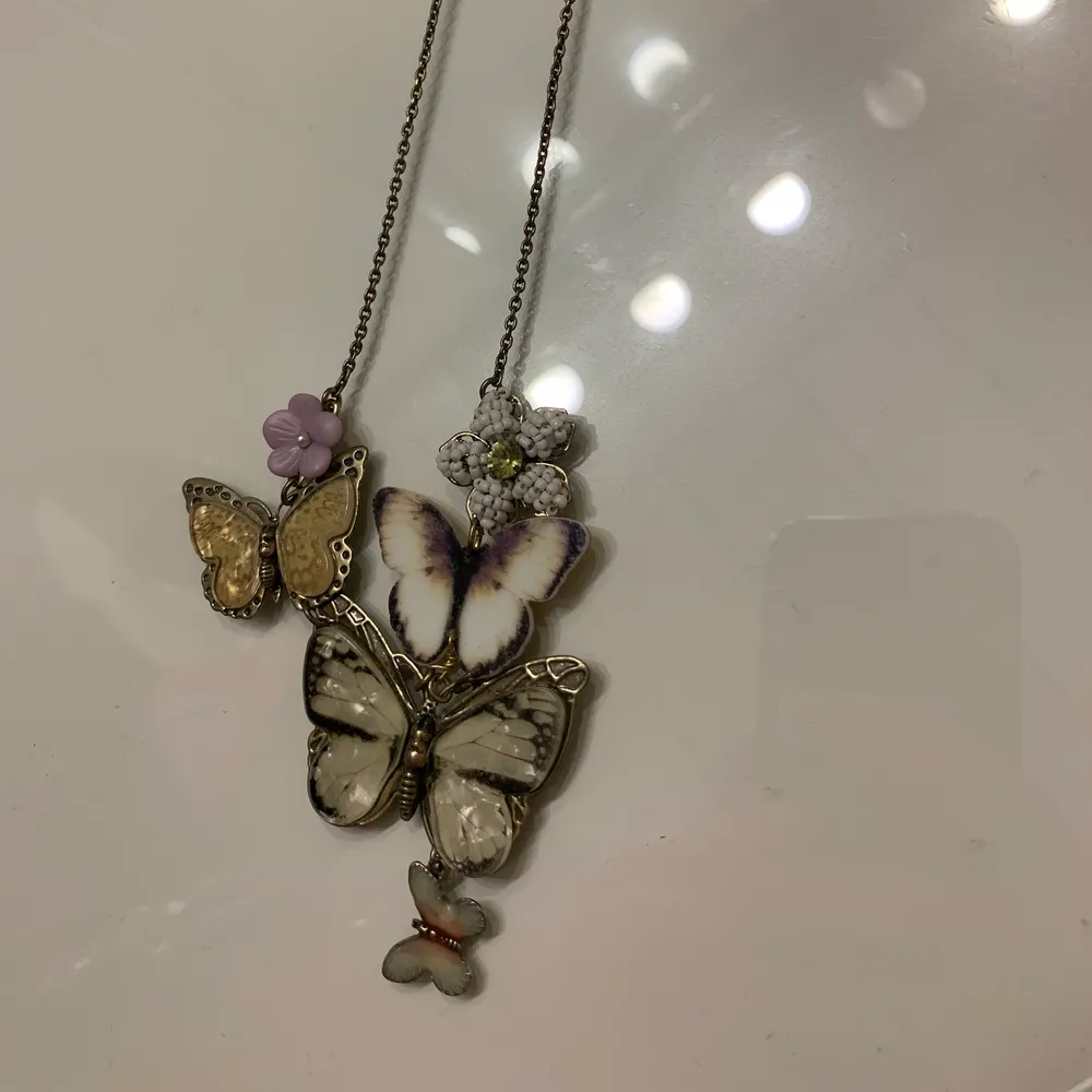 Superfint halsband med fjärilar på🦋 köparen står för frakt<3. Accessoarer.