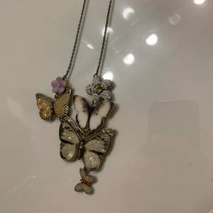 Superfint halsband med fjärilar på🦋 köparen står för frakt<3