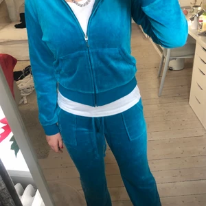 Juciy couture  - ❗️BUDA MED MINST 10KR❗️Ett jätte fint fake juciy couture sett från aliexpress! Det är en äldre model som har funnits innan, den är i storlek XL men skulle passa storlek S-M eftersom det är kinastorlekar som är små i storleken ( jag är 170cm). Jag säljer detta då det nog inte kommer komma till tillräckligt mycket användning och är krånglig retur. Kontakta mig privat för fler frågor och mått, oanvändt dessutom!!!