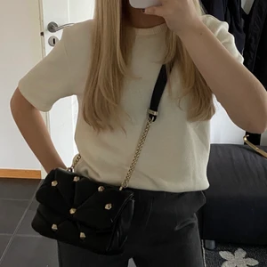 Väska med nitar - Säljer min väska med nitar🖤 Köpt på zara och bara använd en gång, så den är i nyskick. Köparen står för frakten 