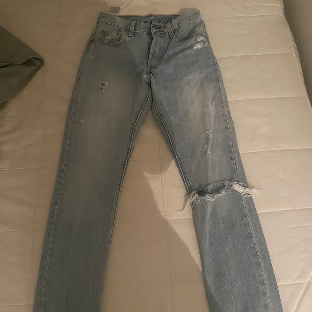Säljer mina älskade Levis jeans då dem har blivit för små. En rak modell med snygga slitningar. Midjan är mid-waist skulle jag säja. 💫. Jeans & Byxor.