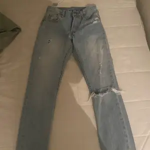 Säljer mina älskade Levis jeans då dem har blivit för små. En rak modell med snygga slitningar. Midjan är mid-waist skulle jag säja. 💫