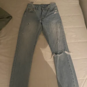 Jenas - Säljer mina älskade Levis jeans då dem har blivit för små. En rak modell med snygga slitningar. Midjan är mid-waist skulle jag säja. 💫