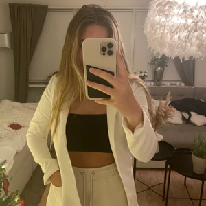 Vit kavaj - Vit kavaj storlek 34. Köpt på H&M. Säljes pga för liten för mig. 