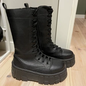 Högre skor - Svarta coola lite högre boots.  Storlek 36 (lite större i storlek) Använda vid ett tillfälle.  250kr  Finns i Hindås men kan tas med till Borås. Går även att skicka ❄️☃️