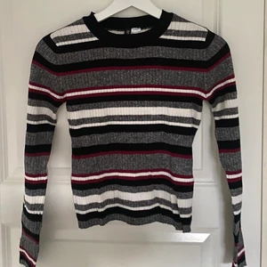Långarmad randig tröja från HM - Långarmad randig tröja från HM. Hör av dig om det önskas fler bilder! Oanvänd, därav väldigt bra skick. Storlek: XS. Normal i storleken. Pris: 50kr.