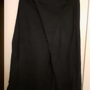 Omlott kofta/tröja i strl M - En marinblå kofta/tröja som är omlott, den har små knappar du knäpper, perfekt om du vill va lite finare på tex ett dopp