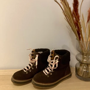 Varma BOOTS - ▪️BRUNA KÄNGOR  Twist & Tango Storlek: 39,5  Material: skinn Skick: Gott, inget att anmärka och sparsamt använda.  Pris: 125