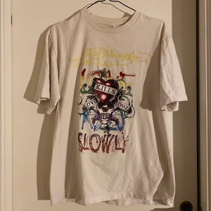 Vit Ed Hardy t-shirt  - Säljer denna Ed Hardy T-shirten. 🏴‍☠️ Trycket har några små sprickor i sig. Den är i användt men ändå bra skick. Jag vet inte om den är äkta eftersom jag köpt den secondhand. Om det är någonting ni undrar över är det bara att skicka iväg ett meddelande till mig. Jag tar swish och skickar med spårbart paket. 💗
