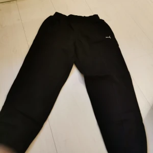 Puma mjukisbyxor - Superfina puma mjukis byxor i storlek 146/152. Köptes för 199kr, säljs för 100kr. Aldrig använt 