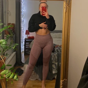 Träningstights - Ett par riktigt fina tights storlek M som sitter riktigt bra i midjan (enligt mig)