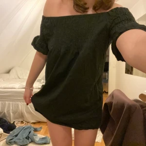 Svart klänning - Svart lite smockad klänning från zuiki 