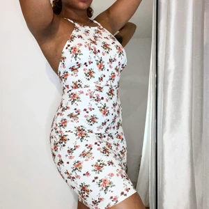 Blommig klänning (S), 195 SEK - En söt somrig klänning från NLY ONE som i princip är oanvänd. Materialet är otroligt stretchigt så klänningen formar sig fint efter kroppen. Jag är 163 lång och har 74 i midjemått. 🌺