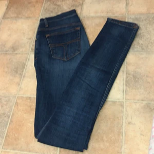 Tiger of Sweden jeans  - Tiger of Sweden jeans som är päronformade. Storlek 28 och längd 34. Använd 4 gånger. 
