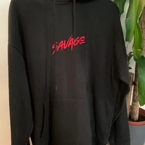 Hoodie ”savage” - Hoodie som inte är min stil så säljer därför. Står storlek XL men sitter som en m/l