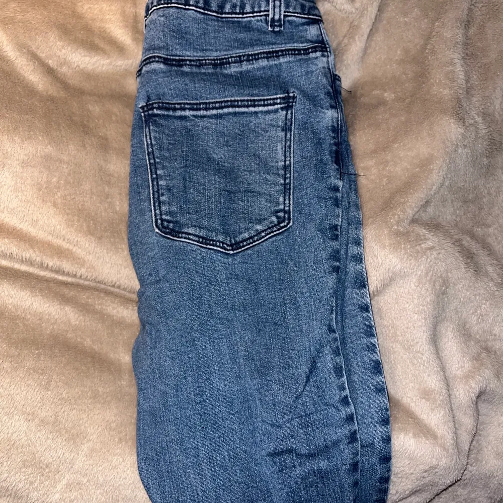 Stuprörsjeans från NAKD. Härligt blåa och väldigt stretchiga. Känns nästan som leggings - fast jeans. Jeans & Byxor.