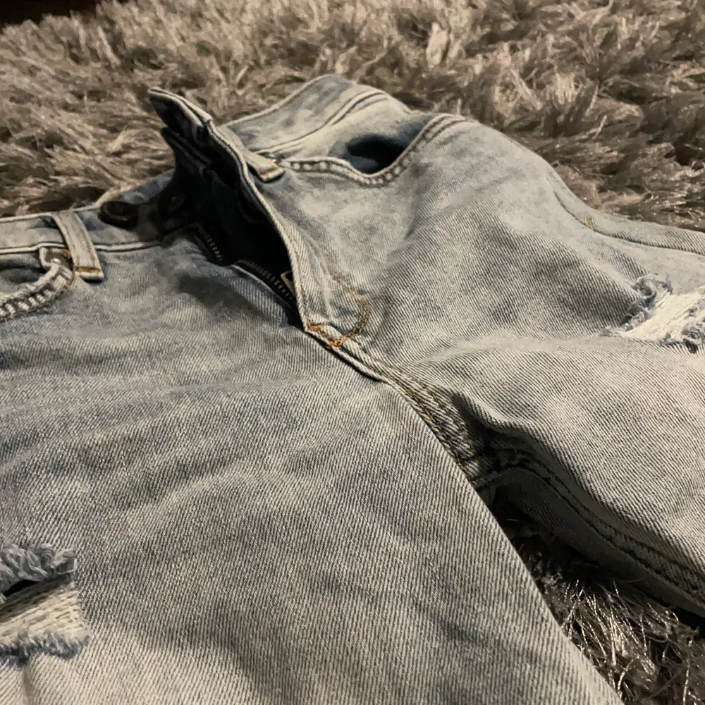 Säljer dessa snygga lågmidjade jeans för att dom inte passar. Dom är köpt här ifrån Plick. Det finns en tillsydd byxknapp från förra ägaren. . Jeans & Byxor.