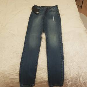 Jeans för små lår väldigt fina har aldrig haft på mig de passa inte mig prislappen är fortfarnde kvar.