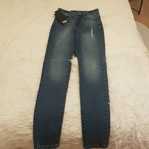 Skinny jeans från Nelly  - Jeans för små lår väldigt fina har aldrig haft på mig de passa inte mig prislappen är fortfarnde kvar.
