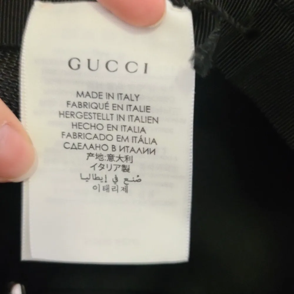 100% äkta & medföljer dustbag o cards, kan eventuellt skicka med en Gucci låda för den som sparar på sånt , ses i meddelanden ! . Accessoarer.