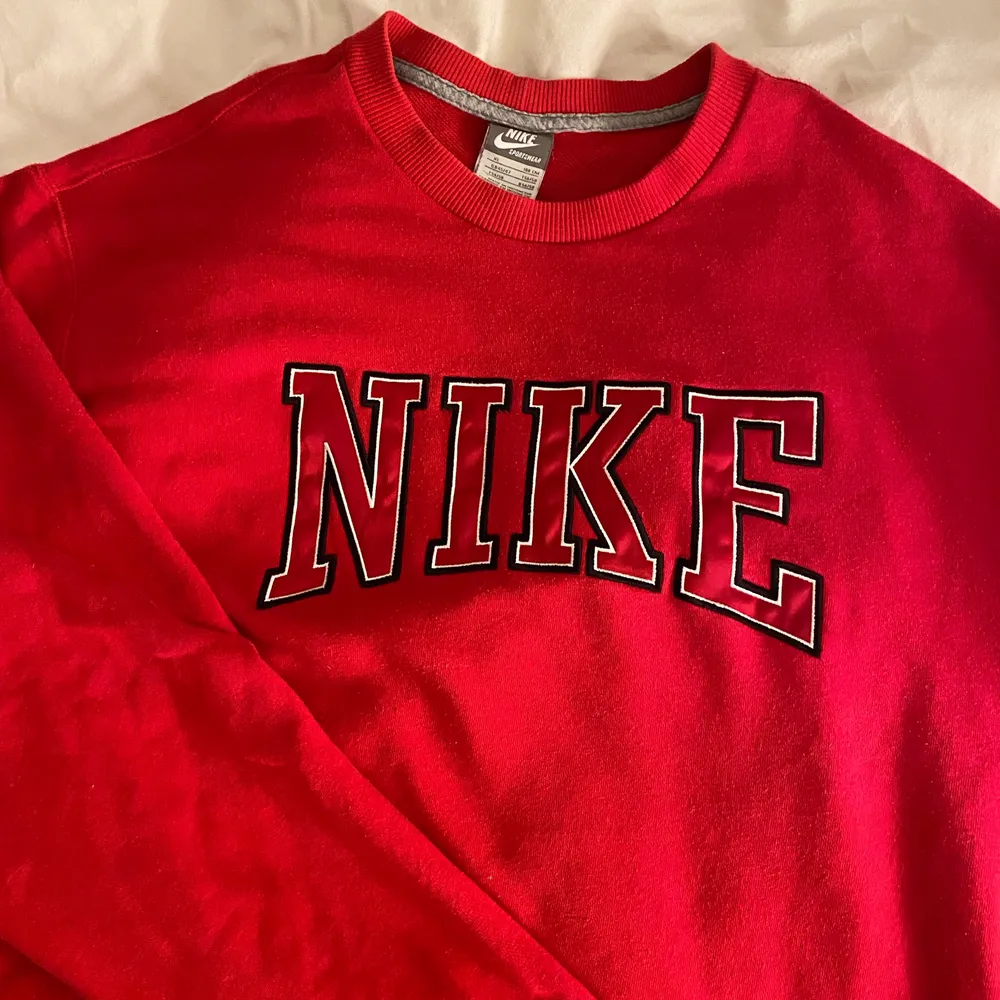 Jättefin röd nike sweatshirt. Storlek XL, sitter snyggt overzised. Köpt här på plick. Köparen står för frakt.. Tröjor & Koftor.