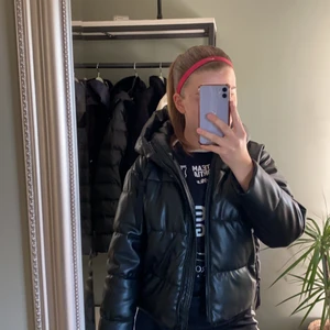 Läder/skin dun jacka  - 💞Jätte fin och tjock pu läder/skin jacka som inte riktigt kommit till användning. Använd max 4 gånger. Inga defekter alltså som ny. ❤️Om många är intresserade blir det budgivning, frakten är inte med i priset och den ligger på 66kr!❤️Har du frågor skriv privat💞