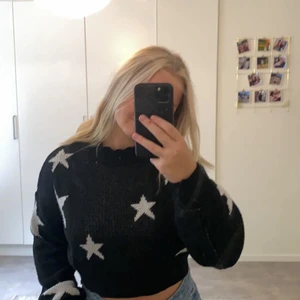 Stickad tröja  - Säljer nu denna jättesnygga stickade tröja med stjärnor på, i storlek S! 