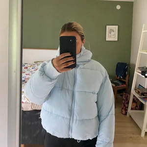 Vinterjacka från monki - Puffer-jacka från monki. Storlek xs- s. Använd ett fåtal gånger, nyskick. Men med några sminkfläckar vid kragen (se bild 3). 
