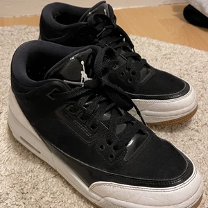 Jordan 3 Retro GG shoes  - Säljer mina jordans då dom inte kommer till användning längre! Varsamt använda inga stora defekter kan behövas tvättas lite! Dom är i storlek 40 men passar mig PERFEKT som är en 39a