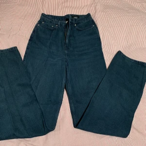 Jeans  - Jeans från weekday . hög midja, slim fit men lite pösa nedan till! Skriv för fler bilder❤️