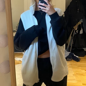 Vit fleeceväst - Vit fleeceväst i storlek 48.