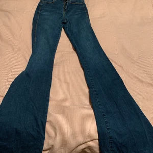 Jeans  - Utsvänga jeans med låg midja. Formar kroppen jätte fint !! Skriv för fler bilder