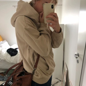 Beige hoodie - Beige hoodie från HM. Oversized och riktigt nice hoodie👌har själv bara tröttnat på den, fint skick och fet modell
