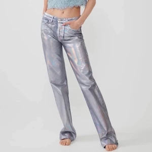 Zara metallic jeans - Säljer dessa supersnygga och helt slutsålda silvriga glasiga jeans från zara. Dom är super fina och coola och endast använda 3 ggr! Köparen betalar frakten separat!💕