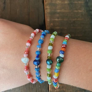 Armband! - Pärlade armband med vanliga pärlor samt sötvattenspärlor. Inte elastisk, med knäppe. Finns olika storlekar, skriv vid frågor🥰⚡️