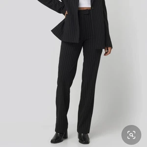 Nakd randiga byxor - Säljer mina supersnygga randiga kostymbyxor från Nicci Hernestigs kollektion på NAKD i storlek 34 för 150kr.