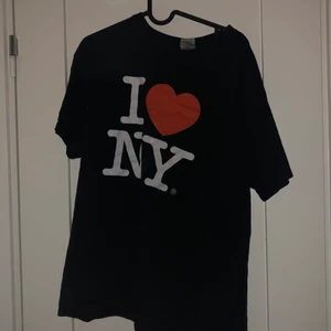 tshirt - säljer denna tshirt med ett tryck på :) använd några gånger.