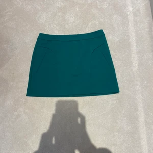 Grön/blå aktig kjol. - En grön/blå altig kjol som jag har älskat jätte länge men tyckte att jag behövde säga hejdå till den. Längd= 38,5 cm storlek= 40. 