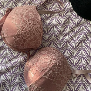 BH  - Säljer en BH från HM pga att den är förliten. Är storlek 75C. Du står för frakten!