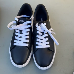 DIVIDED Concept Fiftytwo - Helt nya, aldrig använda veganska sneakers. Strl 39