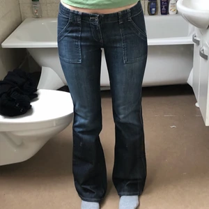 Pepe Jeans lågmidjade 🥰 - Så snygga lågmidjade jeans. Jätte fint skick och i storlek 28/32. Jag på bilen är 171 lång. Köparen betalar för frakt eller möts upp i Stockholm/ Nacka❤️❤️