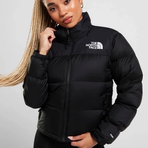 The North Face-jacka - INTRESSEKOLL! Funderar på att sälja min The North Face Jacka, i nyskick, till ett bättre pris , så vill se hur intresset ligger till🥰 Passar xs-l beroende på hur man vill att den ska sitta!