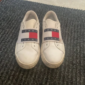 Tommy hilfiger skor - Jättefina Tommy hilfiger skor! Säljer pga att dom tyvärr är för små. Skorna är är lite smutsiga men tvättas självklart innan dom skickas! Köpta på pondus för 1300kr. 